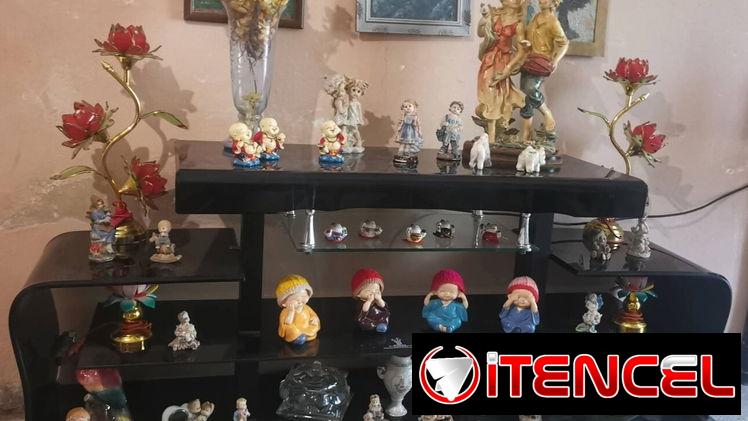 Multimueble de cristal negro macizo traído de Vietnam, con todos sus adornos incluídos