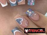 Uñas postizas con pegamento