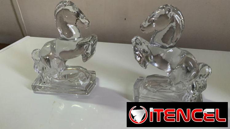 Pareja de sujetalibros de cristal (figuras de caballos).