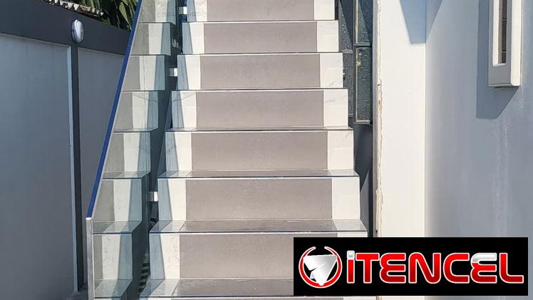 Escalera con baranda de cristal ~ Cristal al aire