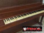 Se vende piano con banqueta, en buen estado