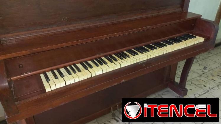 Se vende piano con banqueta, en buen estado