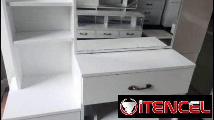 Baniti y mesa de PC