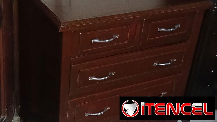 Vendemos muebles de madera buena bien terminados y listos para su uso GAVETEROS, VITRINA, BURO, JUEGO DE COMEDOR, ECT…