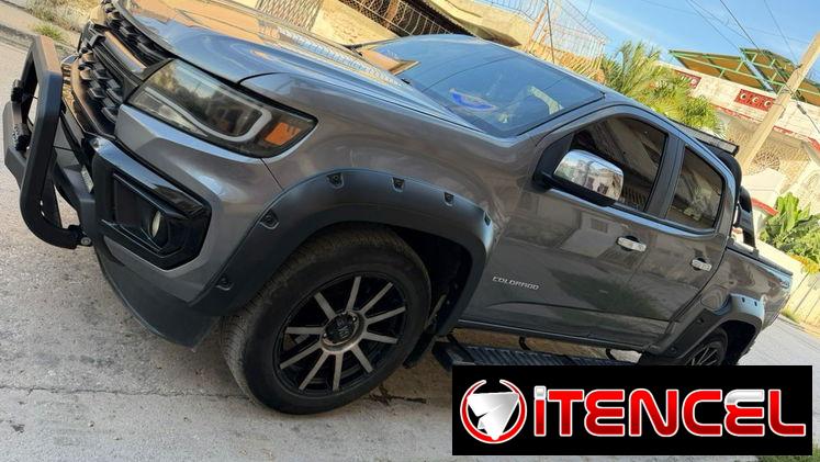 *chevrolet colorado z71*  32 000 *Descripción* – cama grande  – 6 cilindro  – defensa delantera  – luces