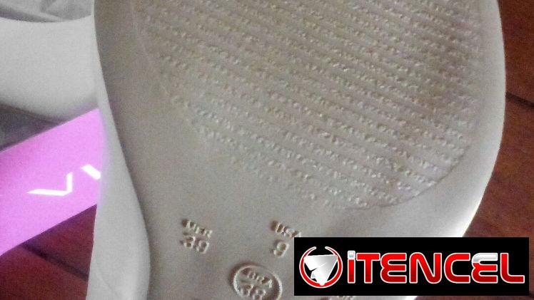 Zapatos blancos de mujer.Tacones