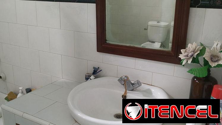 Espectacular mansión de estilo colonial con 5 habitaciones, garaje y enorme patio de tierra lateral y trasero en oferta!