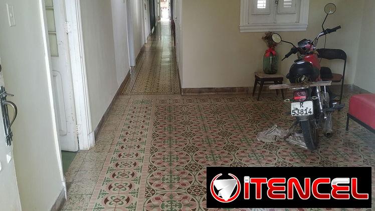 Espectacular mansión de estilo colonial con 5 habitaciones, garaje y enorme patio de tierra lateral y trasero en oferta!