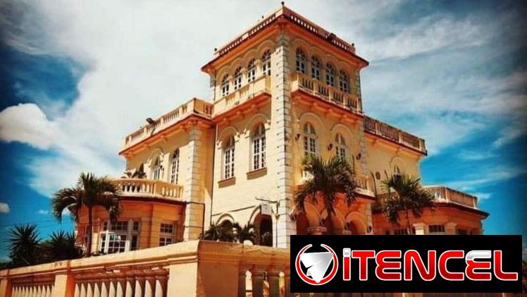 Lujo de residencia con piscina en alquiler