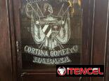 SE VENDE VITRINA ANTIGUA DE TABACO PIEZA ESPECTACULAR LLAMAR AL 55588362 LA HABANA SI DA APAGADO ENVIAR SMS , RESPONDO