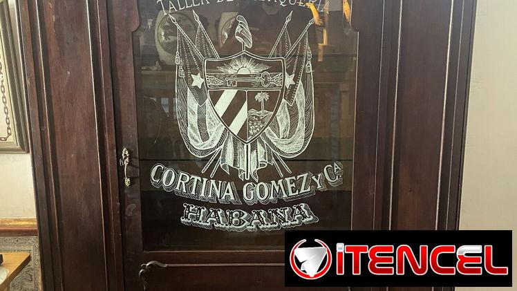 SE VENDE VITRINA ANTIGUA DE TABACO PIEZA ESPECTACULAR LLAMAR AL 55588362 LA HABANA SI DA APAGADO ENVIAR SMS , RESPONDO