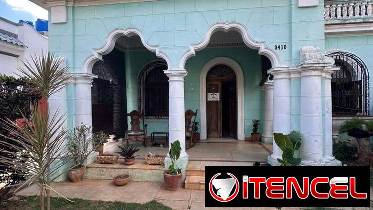 Se vende casa biplanta en bajos en playa