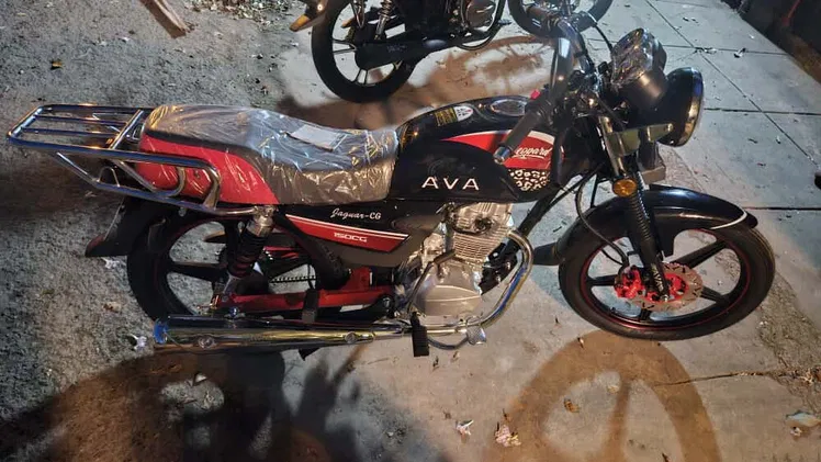 Moto Ava Leopardo