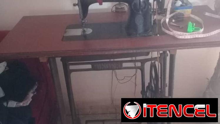 Maquina singuer con motor