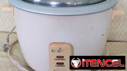 OLLA ARROCERA DE 8 TAZAS O 1.5 LITROS. DE USO Y EN BUEN ESTADO. 5000 CUP.