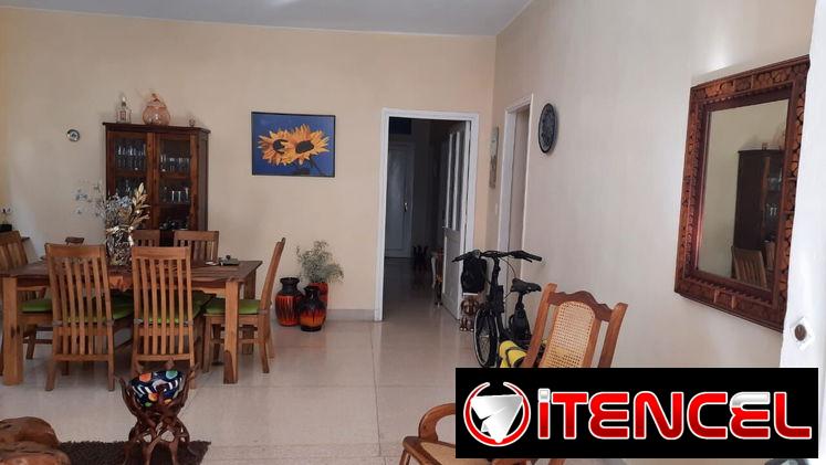 Casa independiente en Playa con garaje 4 cuartos 2 baños todo en  óptimo estado