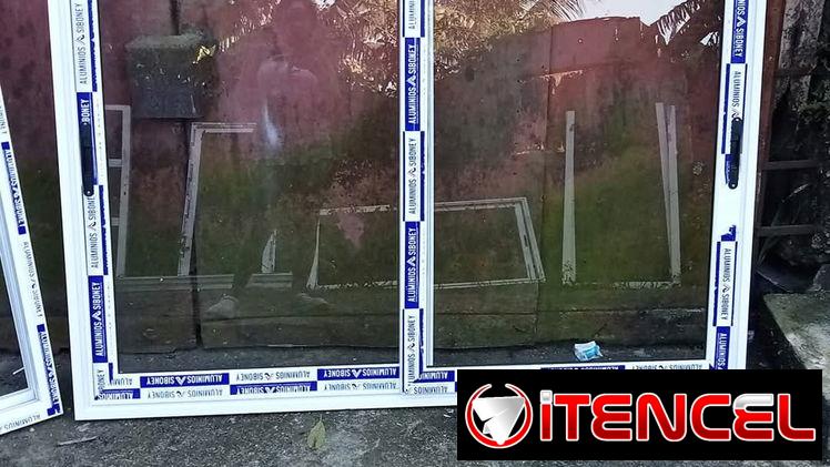Marquetería de puertas y valcones de aluminio bajos de meseta. Mamparas de baños ect