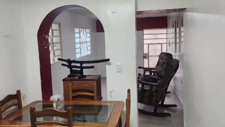🏠 Casa en venta en Centro Habana con w habitaciones. Hay gas de la calle.