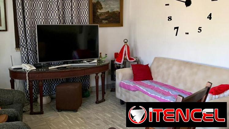 Casa de dos Niveles totalmente independiente a pocos metros de 13 y 86