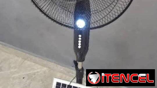 Ventilador recargable de pedestal