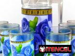 Jarra con vasos decoradas con flores