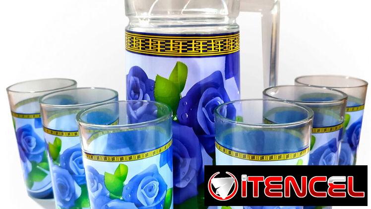 Jarra con vasos decoradas con flores