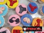 Cake de fondan con mensajería incluida y minicake. Especial para despedida d soltero o aniversarios