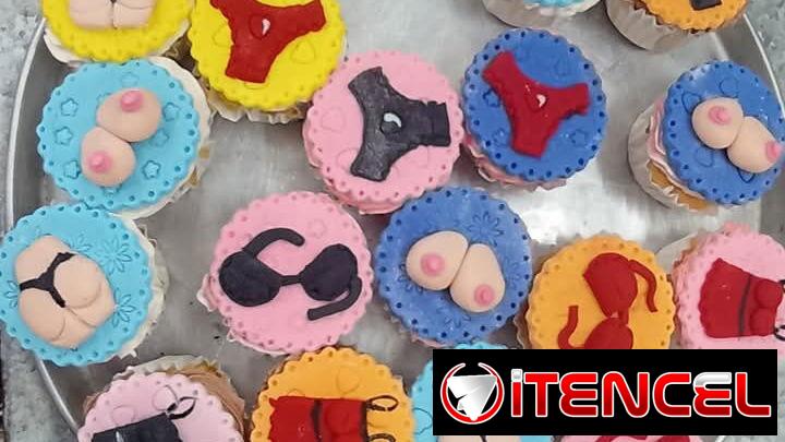 Cake de fondan con mensajería incluida y minicake. Especial para despedida d soltero o aniversarios