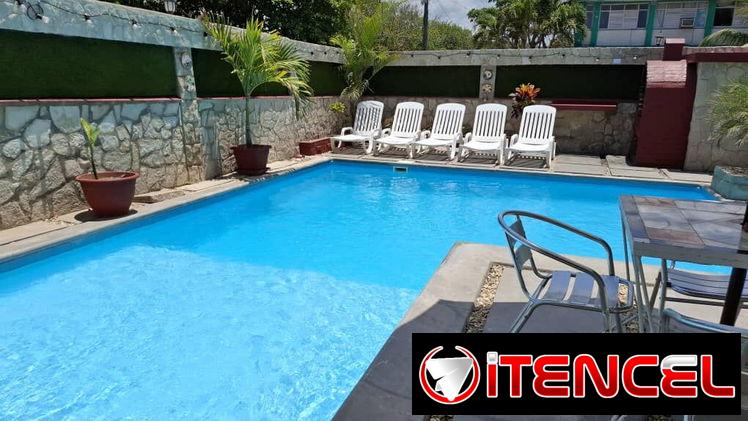Rentamos 2 casas una al lado de la otra a solo 1 cuadra del mar de Guanabo. En total 8 hab. para 26 personas. 5295 9440