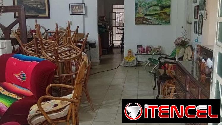 Venta de casa de dos plantas  en la Víbora que necesita reparaciones !!!