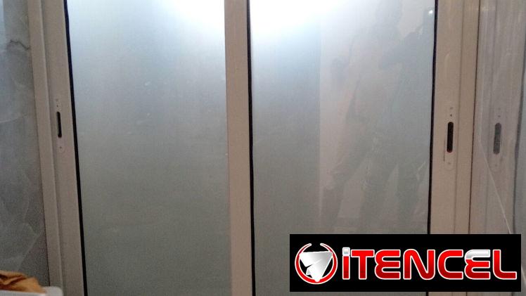 Se realizan trabajos de carpintería de aluminio y cristalería