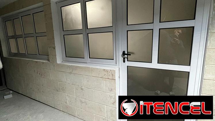 Directo con el dueño :tu mejor precio en  Carpintería en aluminio con cristales y otros  ✅️Puertas de aluminio con crist