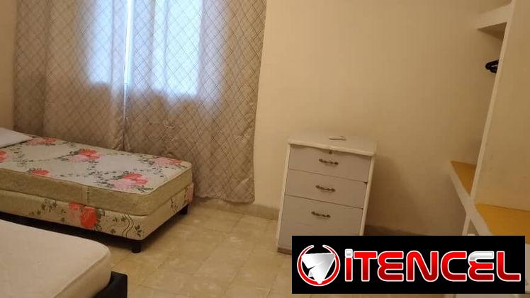 SE RENTA APARTAMENTO DE 3 HABITACIONES EN EL VEDADO, POR CALZADA Y K. 54026428