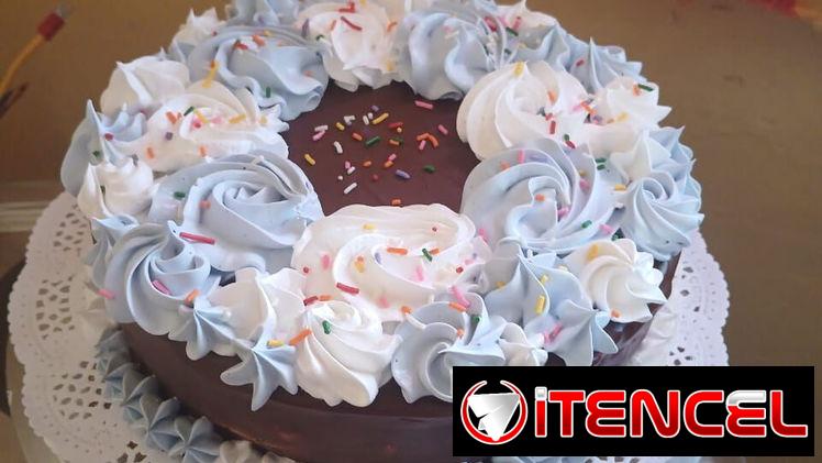 Ricos kakes rellenos y cubiertos de chocolate