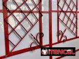 Montaje de acrílico en puertas y ventanas