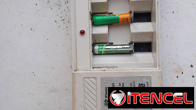 Vendo cargador universal de baterías con 4 baterías  AAA recargables