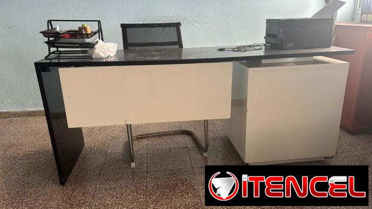 Se venden mesas con diseño única para oficina con gavetero amplio integrado