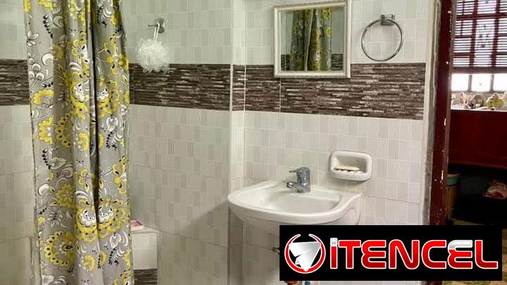Casa en La Víbora de dos plantas con 2 habitaciones, carpoch y patio de tierra !!!