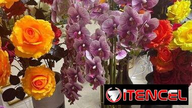 Macetas con flores artificiales
