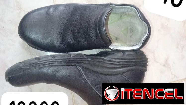 Zapatos negros tipo slip-on – Marca ALIGN   Un calzado moderno, cómodo y versátil, ideal para uso diario o casual.