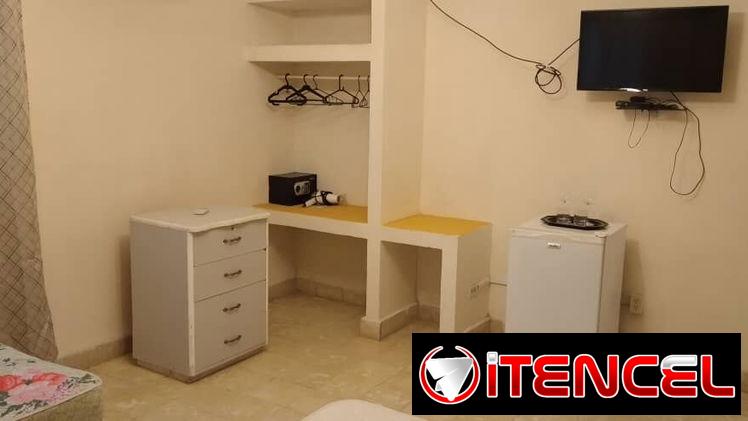 SE RENTA APARTAMENTO DE 3 HABITACIONES EN EL VEDADO, POR CALZADA Y K. 54026428