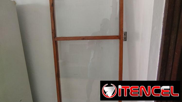 Paño de puerta o división de madera y cristal