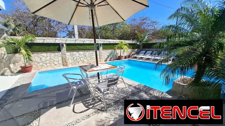Casa Janet con piscina y 5 habitaciones para 18 personas. Paneles solares..whatssap 5 2959440