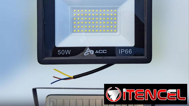 Lámpara LED para exteriores 50W (17 USD)