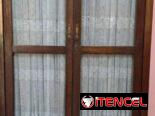 SE VENDE HERMOSO LIBRERO DE CAOBA DE DOS (2) PUERTAS EN PERFECTO ESTADO.