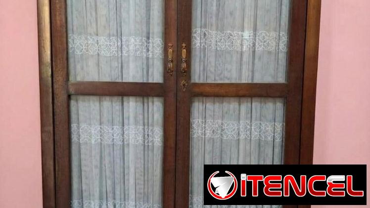 SE VENDE HERMOSO LIBRERO DE CAOBA DE DOS (2) PUERTAS EN PERFECTO ESTADO.