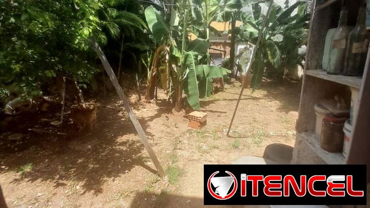 Amplia casa de dos niveles con 6 cuartos en total y patio grande de tierra. Excelente oportunidad de inversión!!!