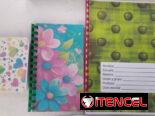 Libretas y cuadernos de estilos diferentes y tamaños variados