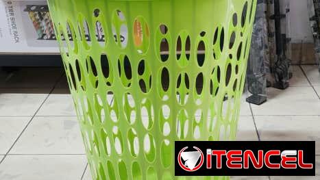 Cestos para ropa con su tapa. (th)