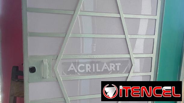 Montaje de acrílico en puertas y ventanas